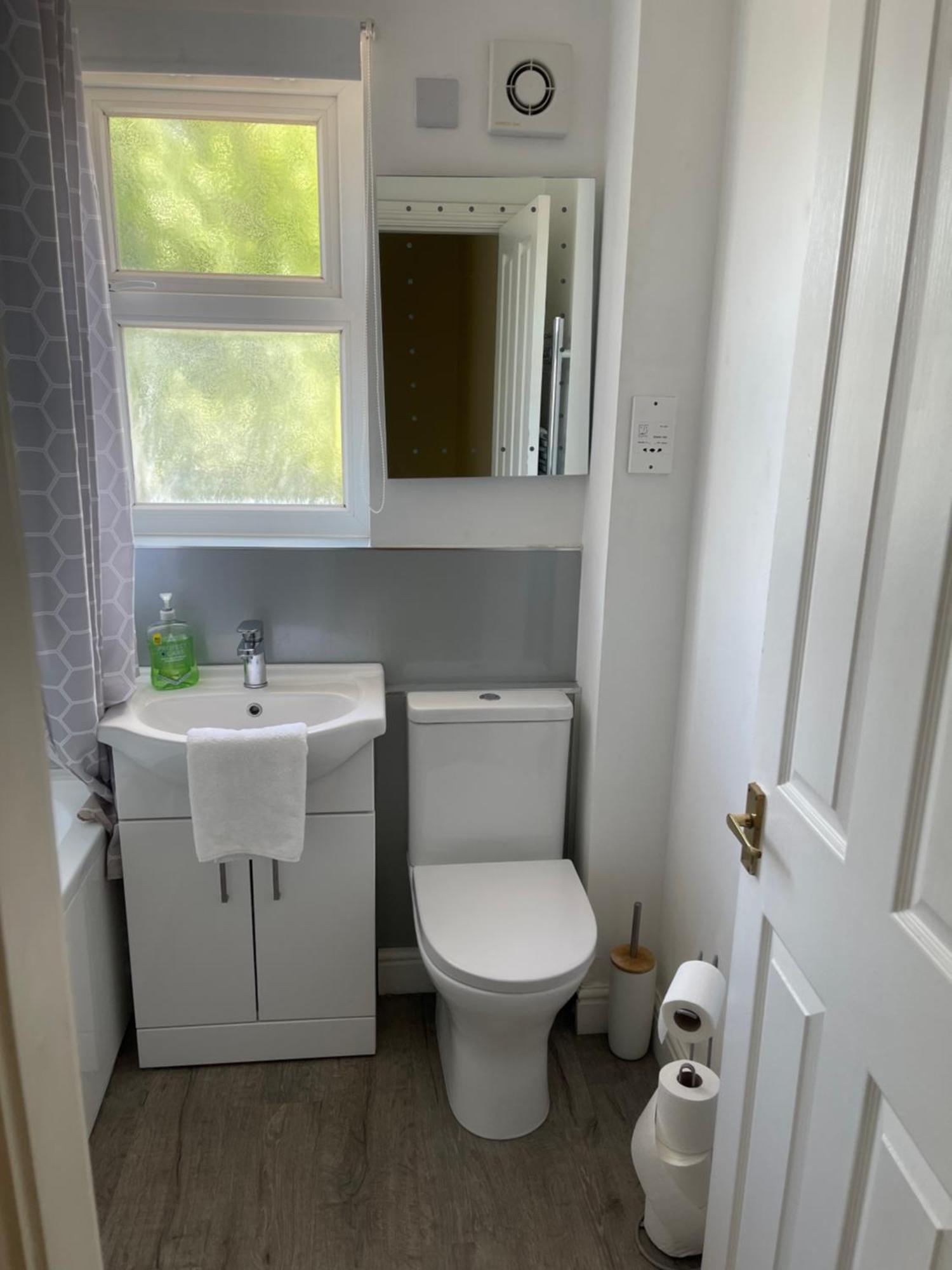 House Number 4 Sleeps Up To 4 With Smart Tvs In Every Room Wellington  Exterior photo